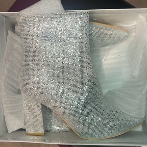 SHINY SILVER GRAY BLOCK HEEL BOOT
